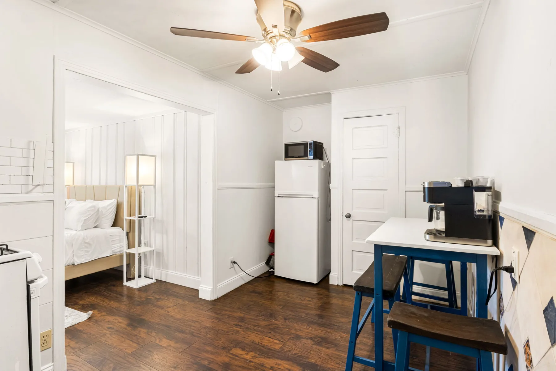 Queen Studio Near Downtown | Fenced Yard